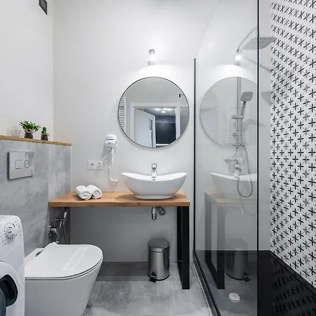 Airport Okecie Cybernetyki * Varsó