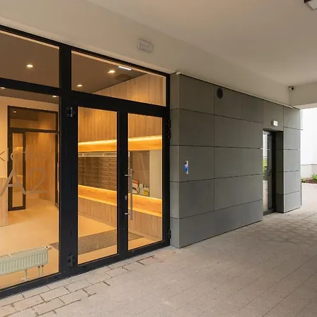 Airport Okecie Cybernetyki * Varsó