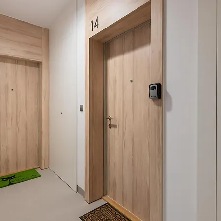 Airport Okecie Cybernetyki Warschau